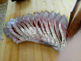 開(kāi)屏三角魴的做法步驟：2