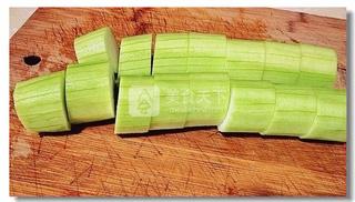 剁椒絲瓜的做法步驟：2