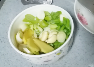 京津名吃、家鄉(xiāng)回憶--紅燜鯽魚的做法步驟：2