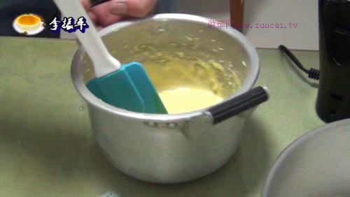 中空戚風(fēng)蛋糕8寸的做法