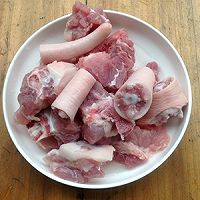 一道補血養(yǎng)顏的靚湯-----蓮藕花生豬尾湯的做法圖解2