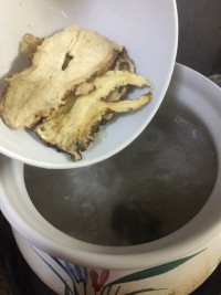 當(dāng)歸首烏紅棗湯的做法步驟3