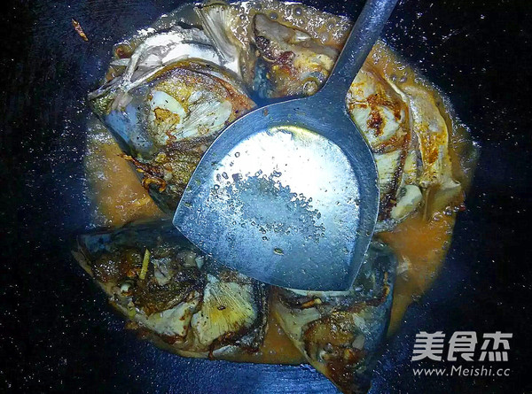 蒜苗紅燒魚(yú)頭的做法