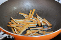 木耳炒香干的做法步驟3
