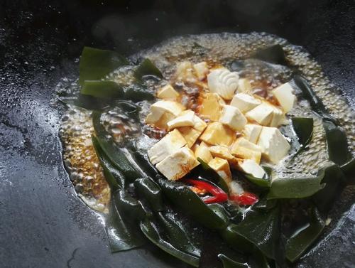 海帶結(jié)燒豆腐的做法