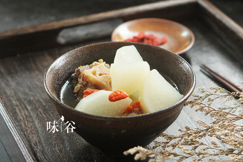 秋冬進補（白蘿卜牛尾湯）的做法