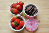 草莓棒棒糖的做法步驟1