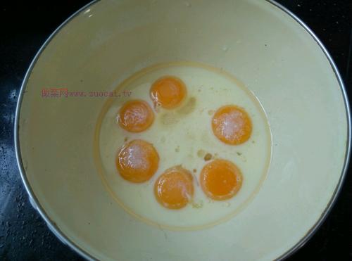 電飯煲版可可戚風(fēng)蛋糕的做法