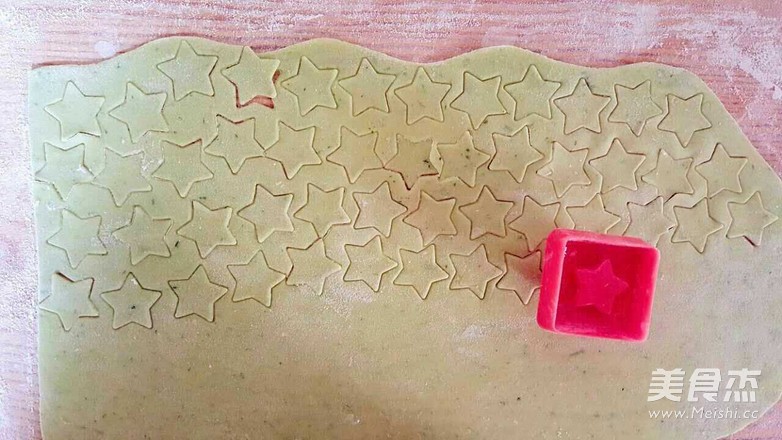 再挑剔的小孩也無(wú)法拒絕！彩色蔬果面的做法