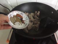 玉米土豆?fàn)F排骨的做法步驟4