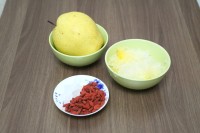 止咳潤(rùn)肺的冰糖雪梨銀耳羹的做法步驟1
