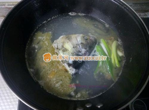 魚(yú)頭豆腐湯的做法