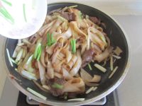 干炒牛河的做法步驟11