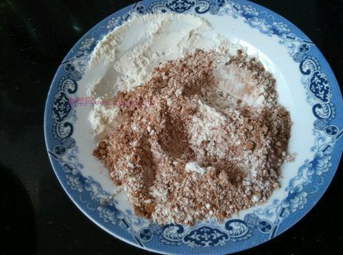 電飯煲版可可戚風(fēng)蛋糕的做法