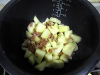 臘肉土豆?fàn)F鍋巴飯的做法步驟4