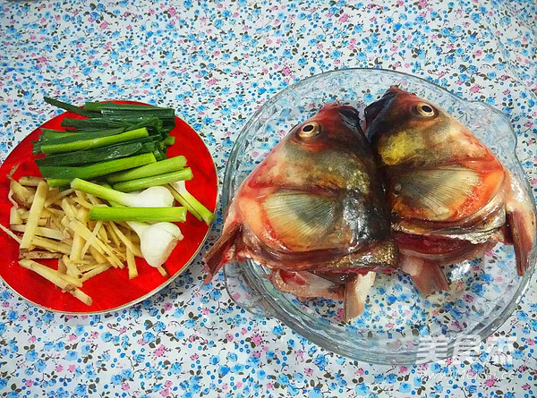 蒜苗紅燒魚(yú)頭的做法