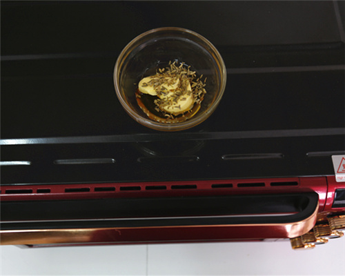 皮酥肉嫩的圣誕烤雞的做法步驟：9