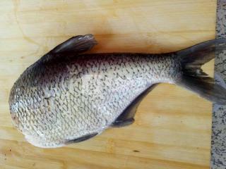 開(kāi)屏三角魴的做法步驟：1