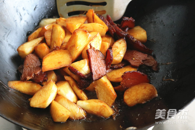 臘肉燜茭白的做法