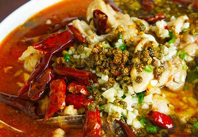 辣煮三鮮，有雞腿、豬肉和海鮮的冬季家常菜