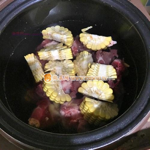 胡蘿卜玉米排骨湯的做法
