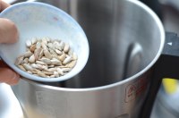 葵花籽黑豆?jié){的做法步驟2