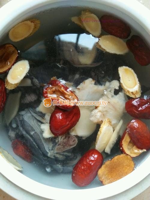 當(dāng)歸黃芪烏雞湯的做法