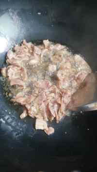 香干花菜炒肉的做法步驟5