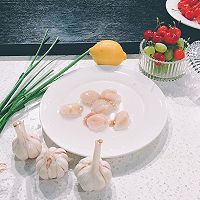 就給我吃蒜蓉加粉絲？我壓一份扇貝！賭你會(huì)喜歡｜蒜蓉粉絲蒸扇貝的做法圖解2