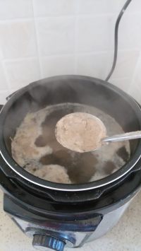 玉米蘿卜羊蝎子湯的做法步驟3