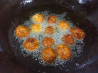 炸胡蘿卜豬肉丸的做法步驟14