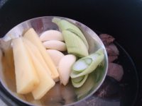 清湯羊肉燉黃蘿卜的做法步驟3