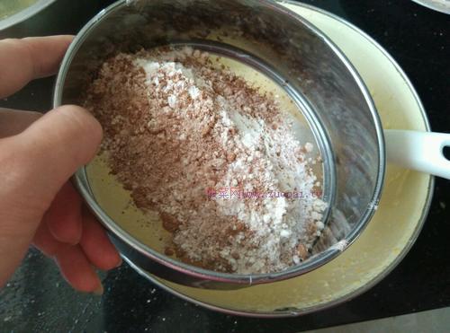 電飯煲版可可戚風(fēng)蛋糕的做法