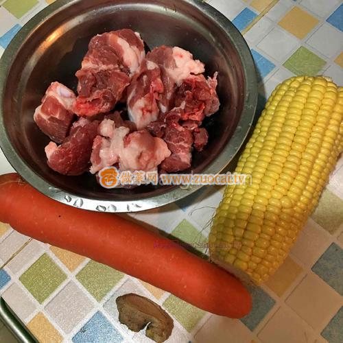 胡蘿卜玉米排骨湯的做法