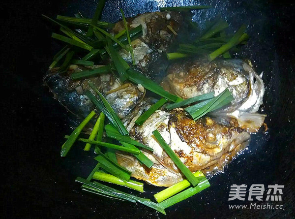 蒜苗紅燒魚(yú)頭的做法