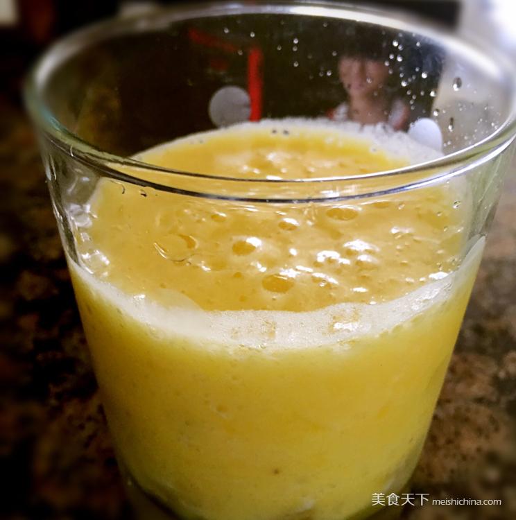 冰鎮(zhèn)鮮榨菠蘿汁