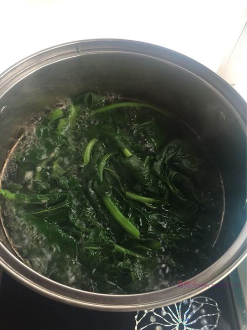 蘿卜莖葉餡南瓜皮包子的做法