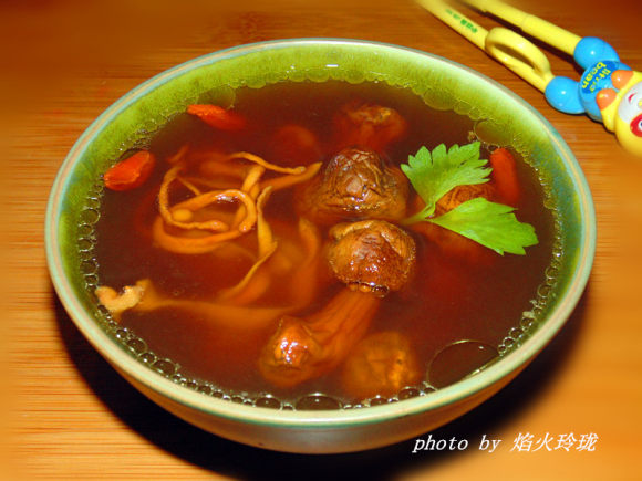 強(qiáng)身健體藥膳湯：【姬松菇蟲草花骨頭湯】