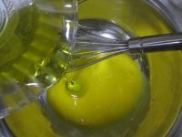 小紙杯戚風(fēng)的做法步驟3