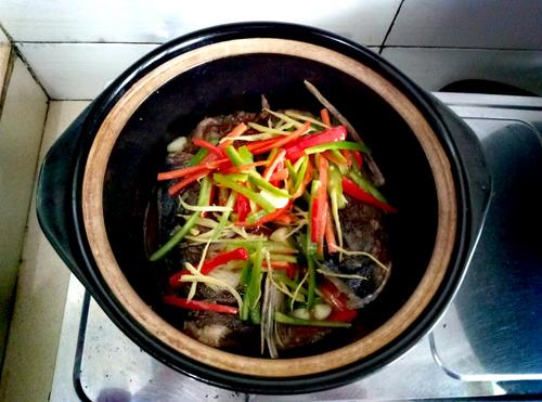 干鍋魚(yú)頭的做法