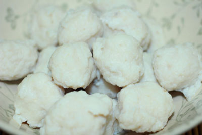 無(wú)添加手工魚丸的簡(jiǎn)單家庭做法，家庭怎么自制魚丸簡(jiǎn)單