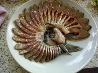 開(kāi)屏三角魴的做法步驟：4