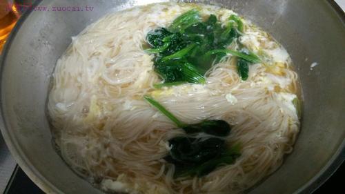 菠菜湯面條的做法