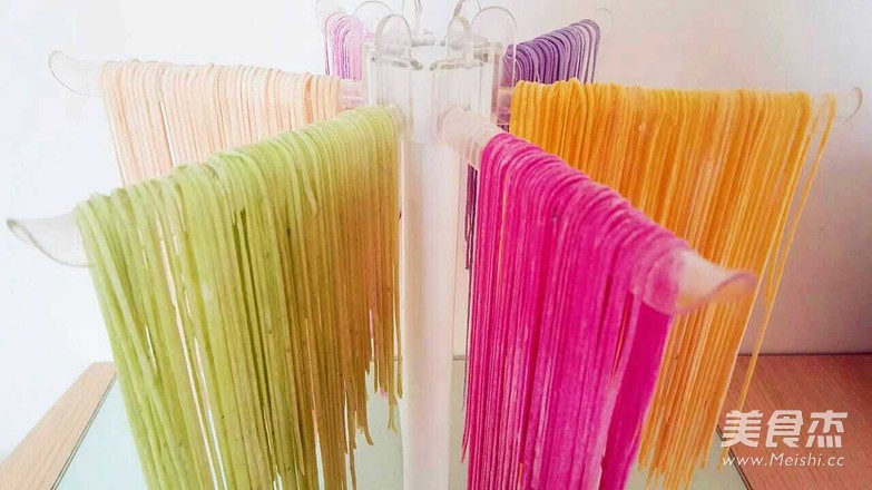 再挑剔的小孩也無(wú)法拒絕！彩色蔬果面的做法