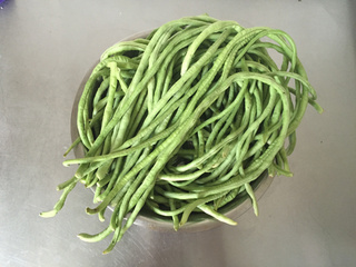 充分利用夏日陽光——曬干豇豆0的做法步驟：1