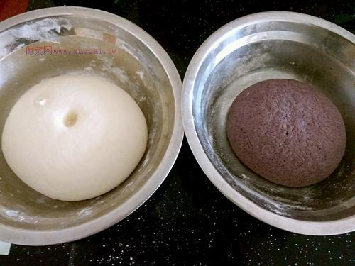 金錢(qián)黑米面豆沙包的做法