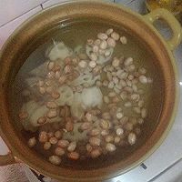 一道補血養(yǎng)顏的靚湯-----蓮藕花生豬尾湯的做法圖解5