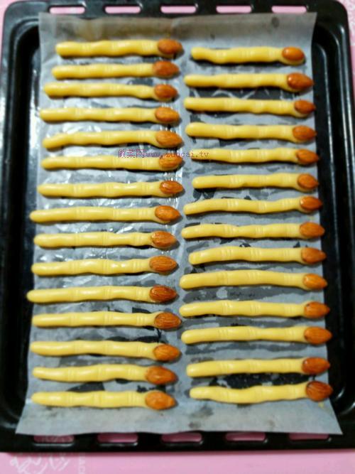 女巫手指餅干（萬圣節(jié)必備）的做法