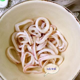 里約奧運(yùn)會必備的小零食—酥炸魷魚圈的做法步驟：1