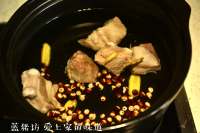 冬季進(jìn)補(bǔ)，冬瓜排骨湯的做法步驟3